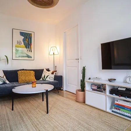 Apartment Bright 37m For 2 With Balcony In Paris!