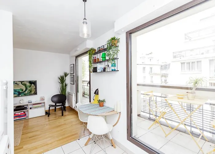Apartament Bright 37m For 2 With Balcony In Paris! Paryż