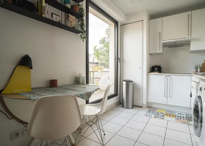 Bright 37m For 2 With Balcony In Paris!