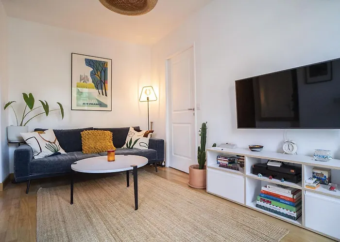 Apartment Bright 37m For 2 With Balcony In Paris!